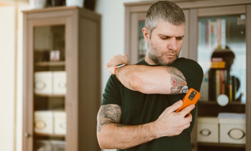 Man measuring insulin.