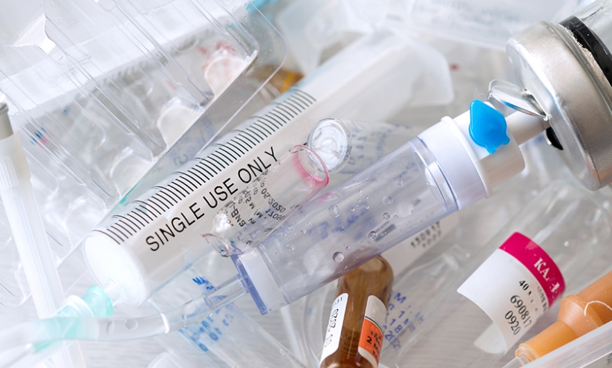 Medical syringes and ampoules of plastic and glass 