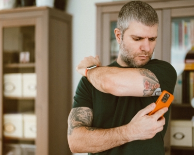 Man measuring insulin.