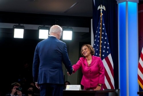 Lisa Cooper, MD, MPH shakes hands with US President Joe Biden